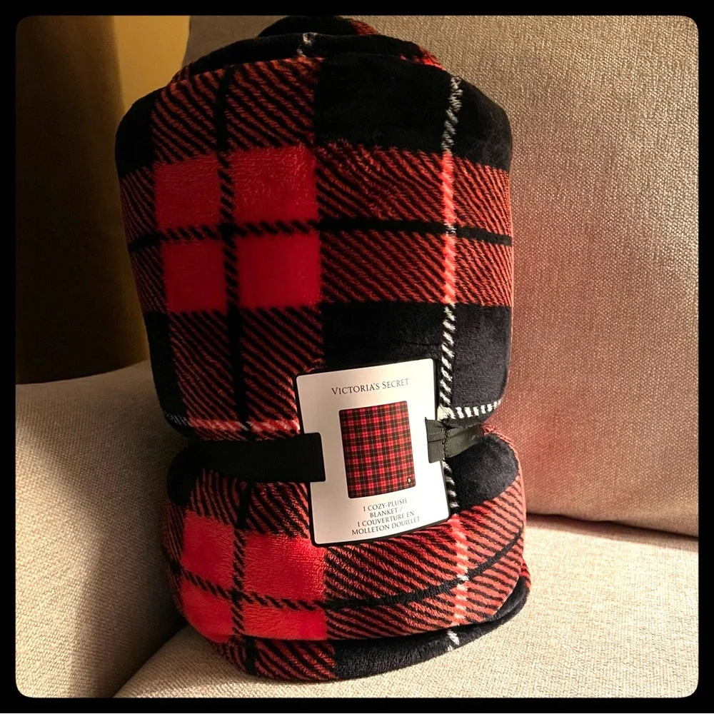 VICTORIA’S SECRET plaid blanket throw in black and red